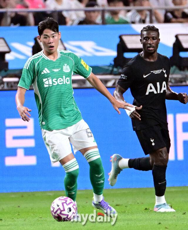 2025년 8월 3일 오후 서울월드컵경기장에서 쿠팡플레이 시리즈 '토트넘 홋스퍼 FC와 뉴캐슬 유나이티드 FC'의 경기가 열렸다. 뉴캐슬 박승수가 공격하고 있다./서울월드컵경기장=유진형 기자