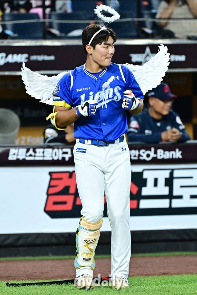 11일 대전 한화생명 볼파크 야구장에서 열린 2025 신한 SOL뱅크 KBO 올스타 프라이데이' 남부 올스타(상무·KT·삼성·NC·롯데·KIA) - 북부 올스타(한화·SSG·LG·두산·고양 히어로즈) 경기. 남부 함수호(삼성)가 6회초 2사에 대타로 천사 복장으로 타석에 들어서고 있다./마이데일리