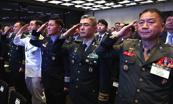 고창준(왼쪽부터) 육군참모총장 직무대리, 양용모 해군참모총장, 이영수 공군참모총장, 강신철 한미연합군사령부 부사령관, 주일석 해병대 사령관이 지난달 8일 제1회 방위산업의 날 기념식에 참석한 모습. [뉴시스]