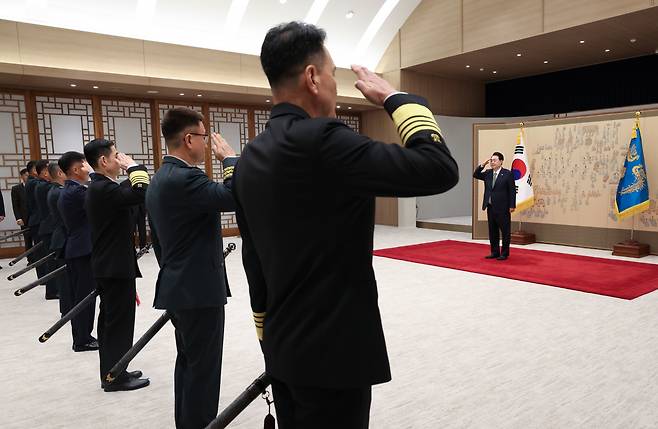 2023년 10월 윤석열 전 대통령이 장성 진급·보직 신고 및 삼정검 수치 수여식에서 대장으로 진급한 당시 김명수(오른쪽부터) 합참의장 내정자와 박안수 육군참모총장, 양용모 해군참모총장, 이영수 공군참모총장, 강신철 한미연합군사령부 부사령관 등으로 부터 거수경례를 받는 모습. [연합]