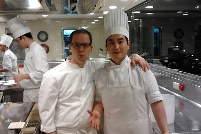 스페인 미슐랭 3스타 레스토랑 싼빠우 데 까르마 루스까예다(Sant pau de Carme Ruscalleda)에서 근무할 당시 유호성 셰프. 본인 제공