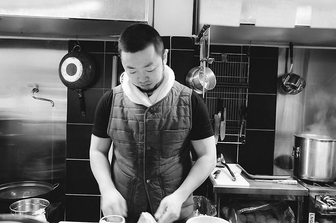 주방에서 조원현 셰프.