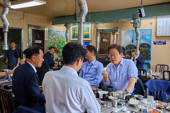 이재명 대통령이 31일 서울 용산 대통령실 인근 식당에서 강훈식 대통령비서실장, 황인권 경호처장, 권혁기 의전비서관 등 참모진과 점심식사를 하고 있다. [대통령실]