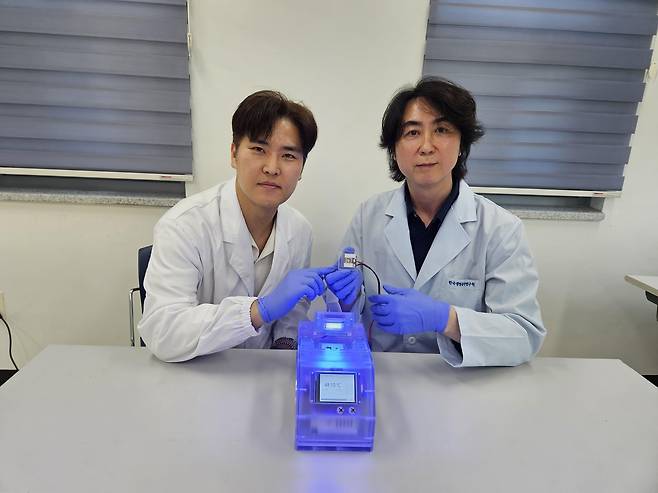 이번 연구를 수행한 권오석(왼쪽) 성균관대학교 교수와 고경철 한국생명공학연구원 국가전임상연구센터장.[한국생명공학연구원 제공]