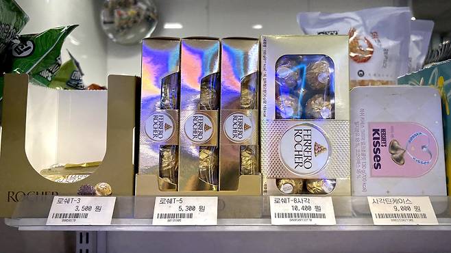 서울의 한 편의점에 페레로로쉐가 진열돼 있다. 신현주 기자