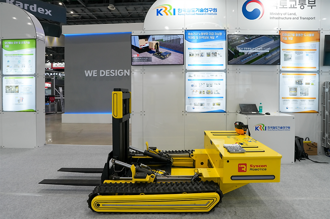 차량 탑재형 접이식 지게차.[한국철도기술연구원 제공]