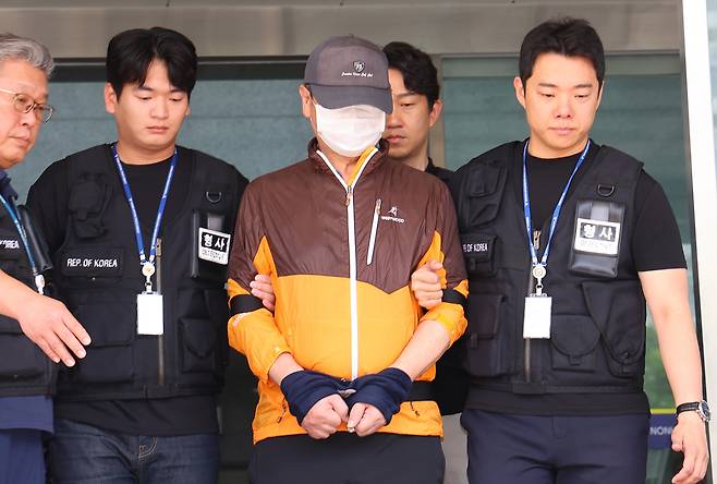 인천 송도에서 사제 총기로 아들을 살해한 아버지 조모(62) 씨가 지난 30일 인천 논현경찰서 유치장에서 검찰로 송치되고 있다.  [연합]