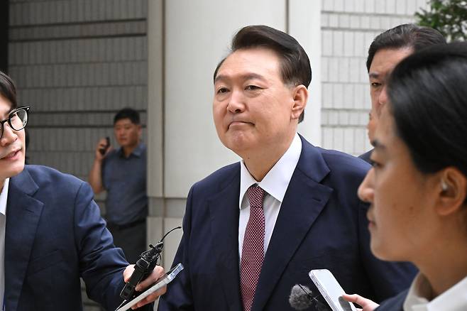 윤석열 전 대통령이 서울 서초구 서울중앙지방법원에서 열린 우두머리 혐의·직권남용 권리행사 방해 혐의 사건 9차 공판에 출석하는 모습. [연합]