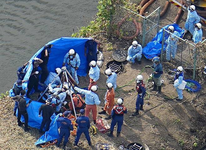 지난 2일 일본 사이타마현 교다시에서 노후 하수관 점검에 나선 근로자 4명이 맨홀에 빠져 질식사하는 사고가 발생했다. 사진은 현장에서 소방구조대원들이 구조 작업에 나선 모습이다. [교도통신]
