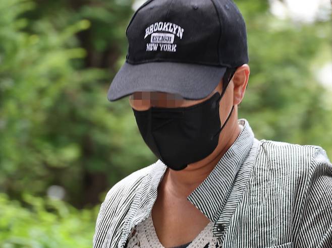 남편의 신체 중요 부위를 절단해 살해하려 한 혐의를 받는 50대 여성이 2일 구속 전 피의자 심문(영장실질심사)이 열리는 인천지법에 들어서고 있다.  연합뉴스