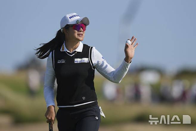 [포스콜=AP/뉴시스] 김아림이 2일(현지 시간) 영국 웨일스 포스콜의 로열 포스콜 골프클럽에서 열린 미국여자프로골프(LPGA) 투어 AIG 위민스 오픈 3라운드 15번 홀 그린 퍼팅을 마친 후 갤러리에 인사하고 있다. 김아림은 중간 합계 8언더파 208타로 선두 야마시타 미유(일본)에게 1타 뒤진 단독 2위에 올랐다. 2025.08.03.
