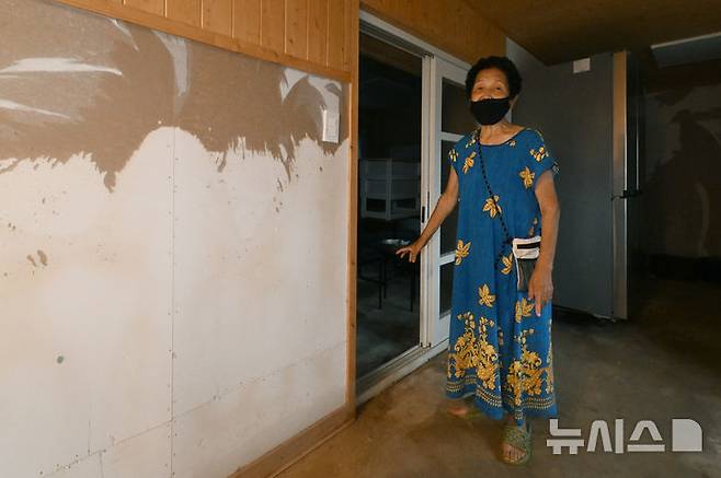 [광주=뉴시스] 이영주 기자 = 4일 오전 광주 북구 신안동 주민 백정자(86·여)씨가 전날 쏟아진 197.5㎜ 폭우에 침수된 집에서 허망한 표정으로 빗물이 고였던 흔적을 가리키고 있다. 백씨는 지난달 17일 광주지역에 426㎜ 폭우가 쏟아졌을 당시에도 침수 피해를 입었다. 2025.08.04. leeyj2578@newsis.com