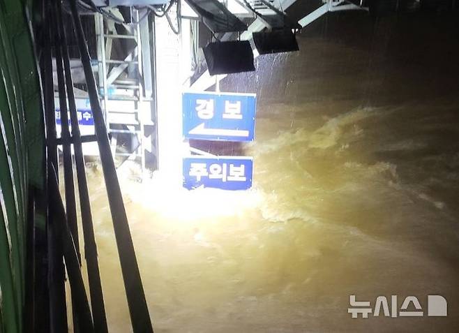 [광주=뉴시스] 구용희 기자 = 3일 오후 홍수주의보가 내려진 광주 서구 유촌교 주변이 폭우에 불어난 물로 넘실거리고 있다. 2025.08.03. persevere9@newsis.com