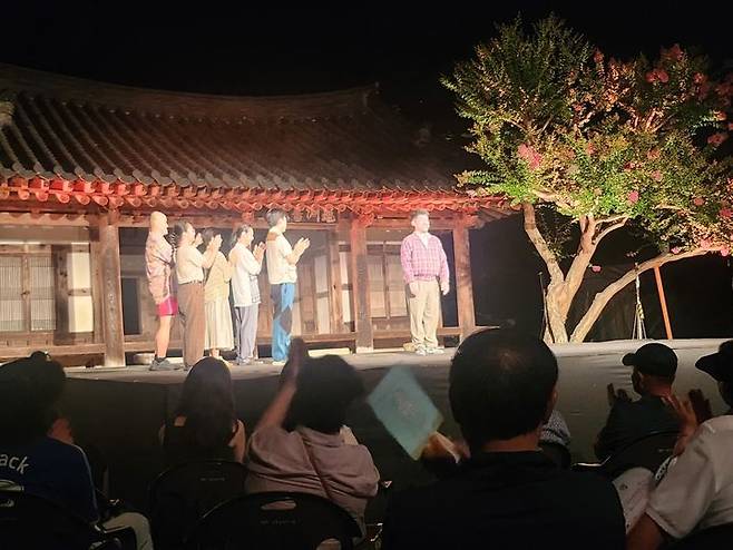 [거창=뉴시스] 서희원 기자= 제35회 거창국제연극제 지난달 29일 요새는 아무도 하려 하지 않는 그, 윷놀이 공연 장면  2025. 08. 04. shw1881@newsis.com *재판매 및 DB 금지