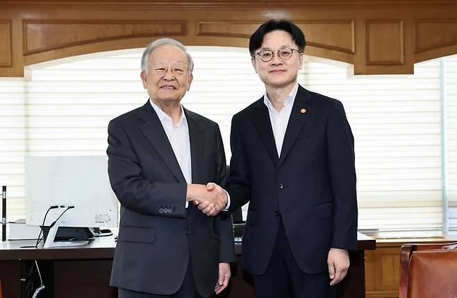 [서울=뉴시스] 조성우 기자 = 김정관(오른쪽) 산업통상자원부 장관이 4일 서울 마포구 한국경영자총협회에서 손경식 경총 회장과 만나 기념촬영하고 있다. (사진=산업통상자원부 제공) 2025.08.04. photo@newsis.com *재판매 및 DB 금지