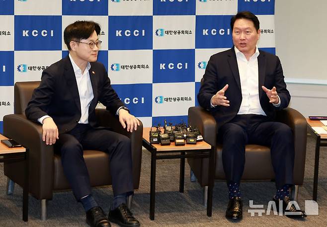 [서울=뉴시스] 이영환 기자 = 김정관(왼쪽) 산업통상자원부 장관과 최태원 대한상공회의소 회장이 4일 오후 서울 중구 대한상공회의소 대접견실에서 면담을 하고 있다. 2025.08.04. 20hwan@newsis.com