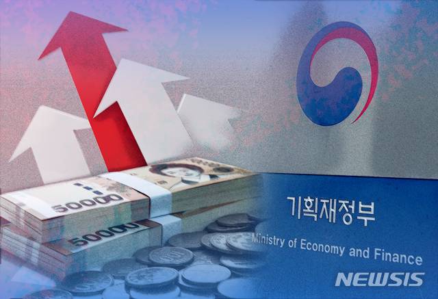 [서울=뉴시스] 참여연대가 발표한 여론조사에서 국민 10명 중 6명은 국가부채를 늘리는 감세 정책에 반대하는 것으로 나타났다. 참여연대 조세재정개혁센터는 4일 올해 세제개편안 등 조세·재정정책 국민여론조사 결과를 발표하고 국가부채를 늘리는 감세정책 추진에 반대하는 응답이 62.1%로 나타났다고 밝혔다. (사진=뉴시스 DB) 2025.08.04. photo@newsis.com