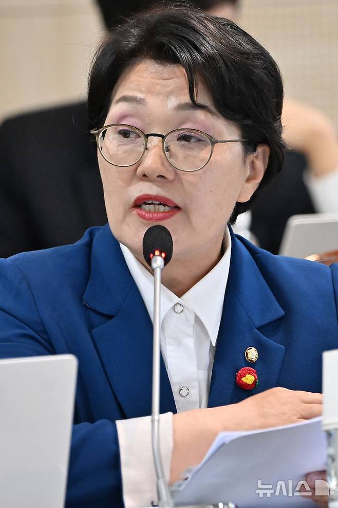[나주=뉴시스] 이영주 기자 =  권향엽 더불어민주당 의원이 14일 오후 전남 나주시 한국전력공사 본사에서 열린 산업통산자원중소벤처기업위원회 국정감사에서 정동희 한국전력거래소 이사장에게 질의하고 있다. 2024.10.14.leeyj2578@newsis.com