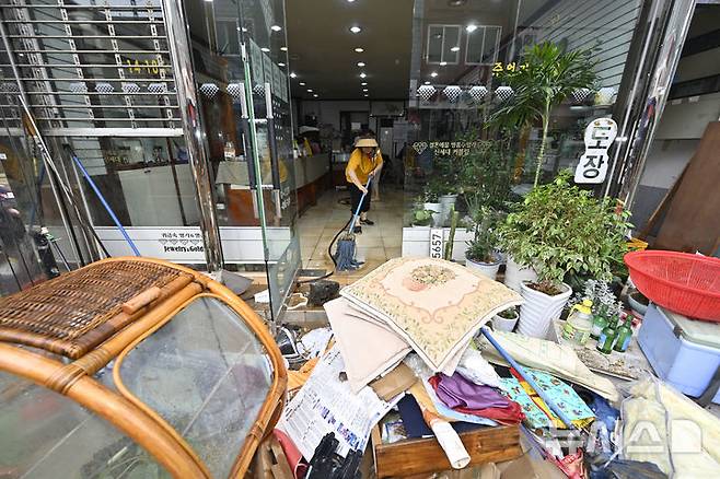 [함평=뉴시스] 박기웅 기자 = 4일 오전 전남 함평군 함평읍 한 금은방에서 주인이 폭우 피해를 입은 집기류와 상가 내부를 정리하고 있다. 함평에는 전날 많은 비가 내리면서 주택 50가구와 상가 46곳이 침수된 것으로 잠정 집계됐다. 2025.08.04. pboxer@newsis.com