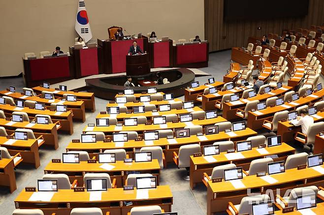 [서울=뉴시스] 김금보 기자 = 신동욱 국민의힘 의원이 4일 오후 서울 여의도 국회에서 열린 제427회국회(임시회) 제3차 본회의에서 방송3법 반대 필리버스터(무제한토론)를 하고 있다. 대부분의 의원석이 비어있다.  2025.08.04. kgb@newsis.com