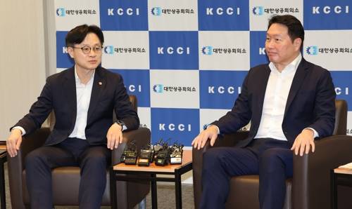 최태원 회장 만난 김정관 산업부 장관 <저작권자(c) 연합뉴스, 무단 전재-재배포, AI 학습 및 활용 금지>