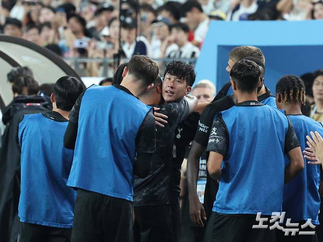 토트넘 손흥민이 3일 오후 서울 마포구 월드컵경기장에서 열린 '2025 쿠팡플레이 시리즈' 프리미어리그 토트넘과 뉴캐슬의 경기에서 교체되며 눈물 흘리고 있다. 황진환 기자