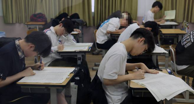 2024학년도 대학수학능력시험 대비 6월 모의평가 날인 4일 광주 전대사대부속고등학교에서 3학년 학생들이 모의고사를 치르고 있다. 광주시교육청 제공