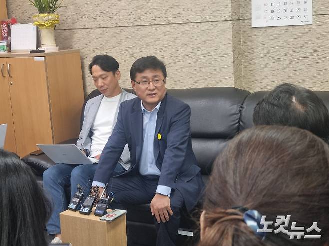 김성환 환경부 장관이 4일 정부세종청사 내 환경부 기자실에서 기자단과 간담회를 진행한 모습. 최서윤 기자