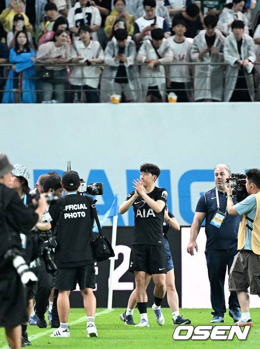 [OSEN=서울월드컵경기장, 이대선 기자] 3일 오후 서울월드컵경기장에서 쿠팡플레이 시리즈 2025&nbsp;2경기, 토트넘 홋스퍼 FC와 뉴캐슬 유나이티드 FC의 프리시즌 친선경기가 열렸다.토트넘 손흥민의 고별전이자 양민혁과 뉴캐슬 박승수의 맞대결로 주목받는 이번 경기는 단순한 프리시즌 친선경기가 아닌, 전설의 마지막, 신예의 등장 교차점이라는 특별한 의미가 더해진다.경기 종료 후 토트넘 홋스퍼 손흥민이 관중석을 향해 인사를 하고 있다. 2025.08.03 /sunday@osen.co.kr