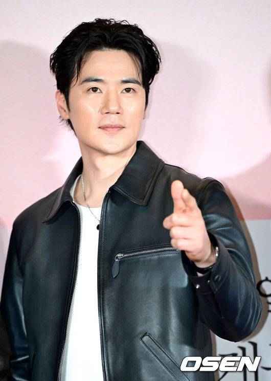 [OSEN=최규한 기자] 24일 오후 서울 용산 CGV에서 영화 ‘파과’(감독 민규동) VIP시사회가 열렸다.영화 ‘파과'는&nbsp;바퀴벌레 같은 인간들을 처리하는 조직에서 40여 년간 활동한 레전드 킬러 ‘조각(이혜영)’과 평생 그를 쫓은 미스터리한 킬러 ‘투우(김성철)’의 강렬한 대결을 그린 액션 드라마다.배우 김강우가 VIP시사회에 참석해 포토타임을 하고 있다. 2025.04.24 / dreamer@osen.co.kr