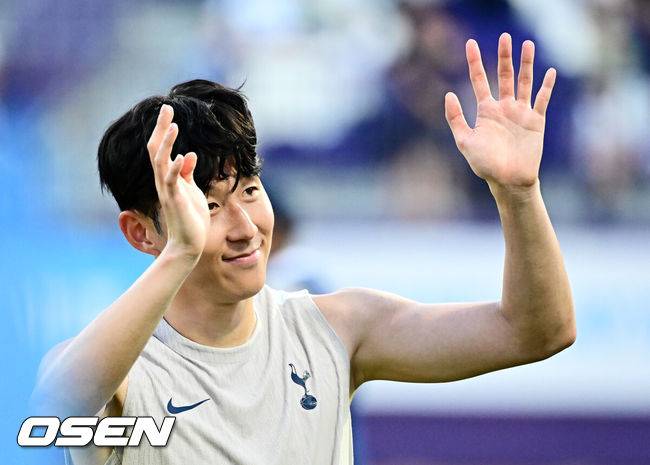 [OSEN=안양, 지형준 기자] 2일 오후 안양종합운동장에서&nbsp;‘2025&nbsp;쿠팡플레이 시리즈’ 토트넘 훗스퍼 오픈 트레이닝이 열렸다.이날 오전에 열린 기자회견에서 손흥민은 토트넘과 이별을 발표했다. 토트넘은 3일 오후 8시 서울월드컵경기장에서 쿠팡플레이 시리즈 2차전 뉴캐슬 유나이티드와 친선 경기를 가진다. 손흥민의 토트넘 소속 마지막 경기일 수도 있다.손흥민이 훈련을 마치고 팬들에게 인사를 하고 있다. 2025.08.02 / jpnews@osen.co.kr
