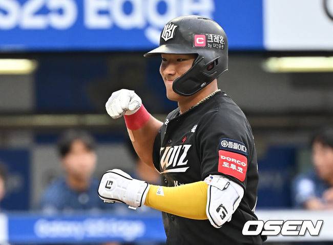 [OSEN=대구, 이석우 기자] 15일 대구삼성라이온즈파크에서 2025 신한 SOL 뱅크 KBO 리그 삼성 라이온즈와 KT 위즈의 경기가 열렸다. 홈팀 삼성은 최원태가, 방문팀 KT는 고영표가 선발 출전했다. KT 위즈 안현민이 5회초 무사 1루 좌월 2점 홈런을 치고 하이파이브를 하고 있다. 2025.06.15 / foto0307@osen.co.kr