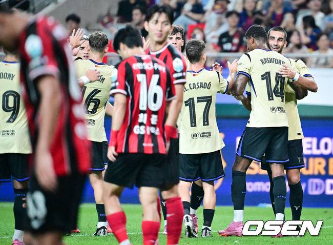 [OSEN=서울월드컵경기장, 박준형 기자] 완패다. 그만큼 라리가 챔피언 FC 바르셀로나가 진지하게 경기에 나서 한국 팬들을 감동시켰다.바르셀로나는&nbsp;31일 오후 8시 서울월드컵경기장에서 K리그1 FC서울과 맞대결서 7-3으로 완승응 거뒀다. 이날 바르셀로나는 주전으로 나선 전반에 3골, 로테이션을 가동한&nbsp;후반에 4골을 넣으면서 남다른 화력을 뽐내면서 한국 팬들에게 강한 인상을 남겼다.후반 페란 토레스가 추가골을 넣고 기뻐하고 있다.    2025.07.31 / soul1014@osen.co.kr