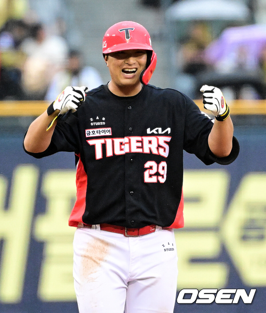 KIA 변우혁이 적시타를 치고 기뻐하고 있다./OSEN DB