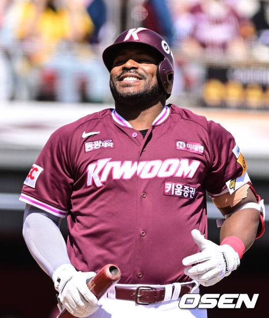 [OSEN=수원, 조은정 기자]4일 오후 수원 KT위즈파크에서 ‘2025 신한 SOL Bank KBO리그’ KT 위즈와 키움 히어로즈의 경기가 열렸다.이날 경기에 홈팀 KT는 쿠에바스, 원정팀 키움은 김선기를 선발로 내세웠다.5회초 1사 키움 푸이그가 삼진으로 물러나고 있다. 2025.05.04 /cej@osen.co.kr