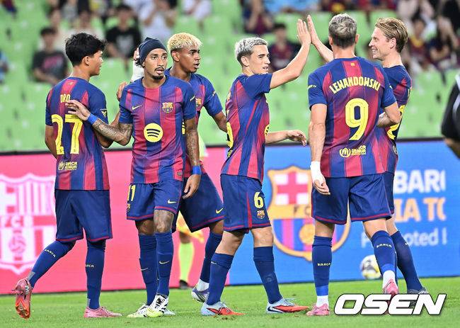 [OSEN=대구, 이석우 기자] 4일 대구스타디움에서 대구FC와 FC 바르셀로나의  2025 아시아 투어 에디션 한국 경기가 열렸다.  FC 바르셀로나는&nbsp;지난달 31일 서울월드컵경기장에서 열린 FC 서울과의 맞대결에서 7-3으로 완승을 거뒀다.FC 바르셀로나 가비가 전반 선제골을 성공시키고 라민 야말과 세리머니를 하고 있다. 2025.08.04 / foto0307@osen.co.kr