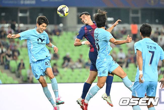 [OSEN=대구, 이석우 기자] 4일 대구스타디움에서 대구FC와 FC 바르셀로나의  2025 아시아 투어 에디션 한국 경기가 열렸다.  FC 바르셀로나는&nbsp;지난달 31일 서울월드컵경기장에서 열린 FC 서울과의 맞대결에서 7-3으로 완승을 거뒀다.FC 바르셀로나 제라드 마르틴이 헤드슛을 시도하고 있다. 2025.08.04 / foto0307@osen.co.kr