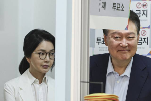 ▲윤석열 전 대통령과 김건희 전 코바나컨텐츠 대표가 제21대 대통령 선거일인 지난 6월 3일 서울 서초구 원명초등학교에 마련된 서초4동제3투표소에서 투표하기 위해 줄을 서고 있다. ⓒ연합뉴스