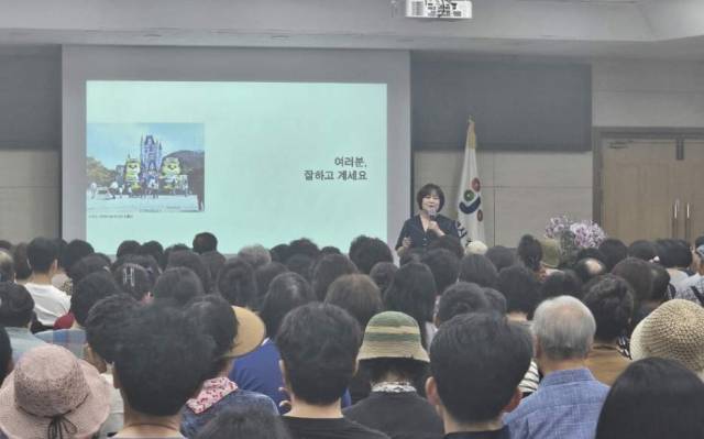 ▲지난 2일 KBS 아나운서 이금희 씨가 ‘엄마보다 큰 아이, 엄마와는 다른 아이’를 주제로 강연을 펼쳤다. ⓒ대전 중구