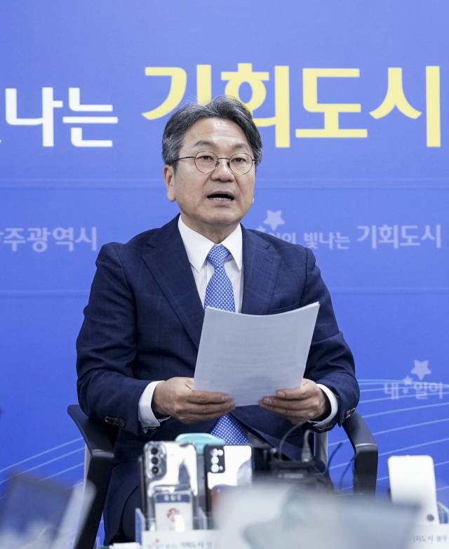▲4일 강기정 광주시장이 기자실에서 기자들과의 차담회에서 모두발언을 하고 있다. 2025.08.04ⓒ광주광역시