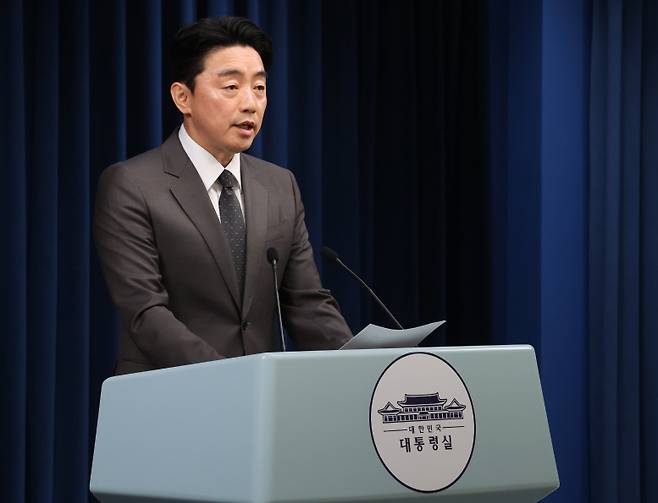 [강훈식 대통령 비서실장이 23일 용산 대통령실에서 장관 후보자 지명 관련 브리핑을 하고 있다. (사진=연합뉴스)]