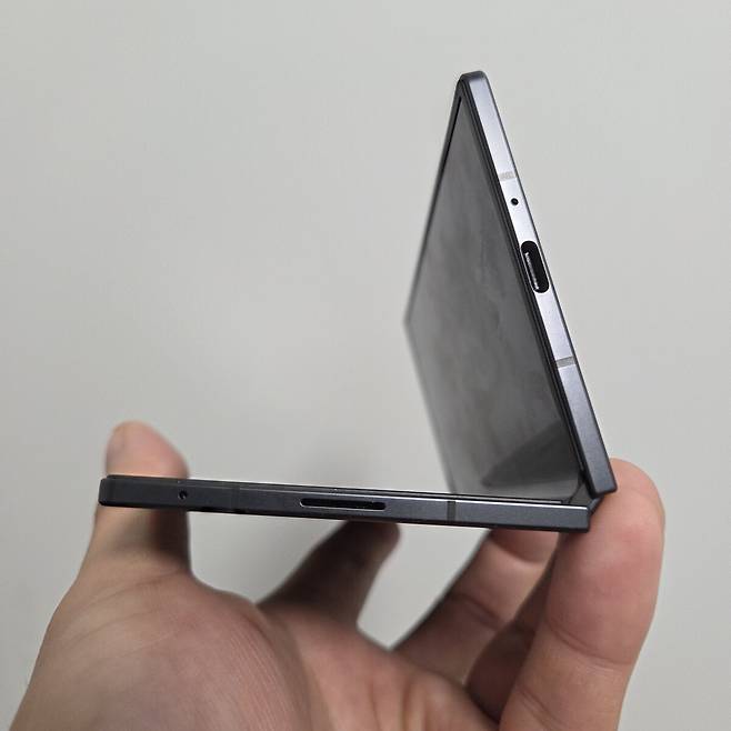 두께를 극한까지 줄인 갤럭시 Z 폴드7의 옆모습.&nbsp;‘이보다 더 줄일 수 있을까’&nbsp;싶은 정도의 수준이다.&nbsp;이동수 기자