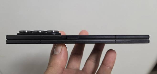 갤럭시 Z 폴드7의 옆모습. 기기가 얇아진&nbsp;만큼 카툭튀(카메라가 튀어나온 디자인)도 도드라진다.&nbsp;이동수 기자