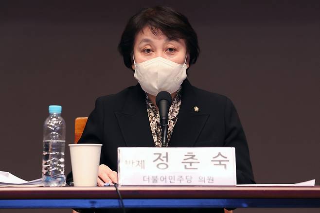 더불어민주당 정춘숙 의원이 2022년에 열린 ‘스토킹 처벌 및 피해자 보호 강화’를 주제로 열린 토론회에서 발표를 하고 있다. 뉴시스