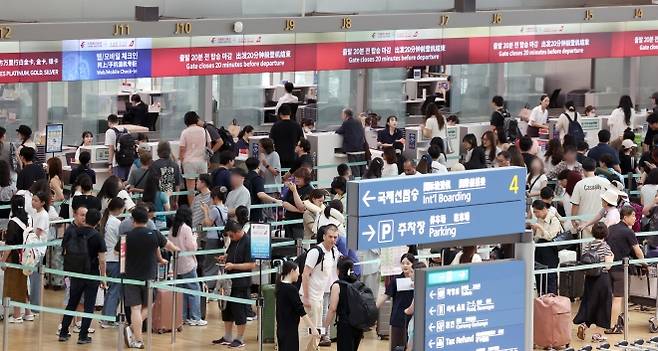 “휴가 떠나요! ” 붐비는 인천공항 - 3일 인천국제공항 제1여객터미널 출국장이 이용객들로 북적이고 있다. 인천공항공사에 따르면 지난달 25일부터 오는 10일까지 이어지는 여름 성수기 17일 동안 하루 평균 22만여명이 공항을 이용할 것으로 예상됐다. 뉴시스