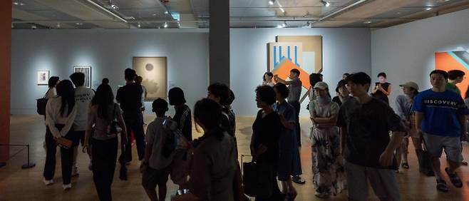 지난 1일 오전 광주 동구 국립아시아문화전당(ACC) 복합6관에서 열린 특별전 ‘뉴욕의 거장들: 잭슨 폴록과 마크 로스코의 친구들’을 찾은 많은 관람객이 작품을 감상하고 있다. ACC재단이 ACC 개관 10주년을 맞아 서울신문과 공동으로 기획했다. ACC재단 제공
