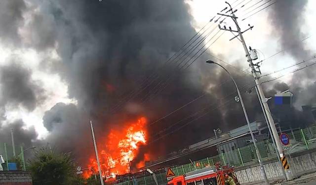 지난 3일 발생한 경북 영천시 금호읍 구암리 화학물질 취급 공장 화재 현장. 경북소방본부 제공