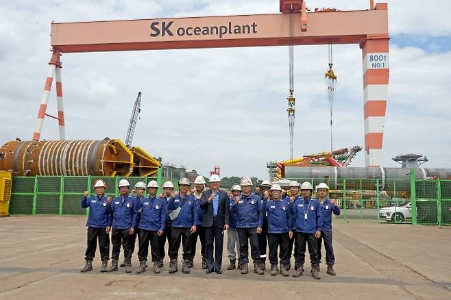 지난 3일 경남 고성군에 있는 SK오션플랜트 본사를 방문한 태국 해군 참모총장 등 방문단이 현장에서 근무 중인 태국인 용접사와 함께 기념 촬영을 하고 있다. 2025.8.4. SK오션플랜트 제공
