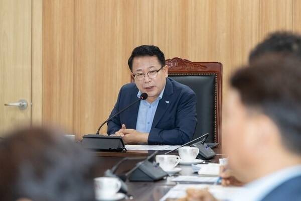 정헌율 익신시장은 4일 ‘부패척결·청렴의지 천명회의’를 주재하고 있다. 익산시 제공