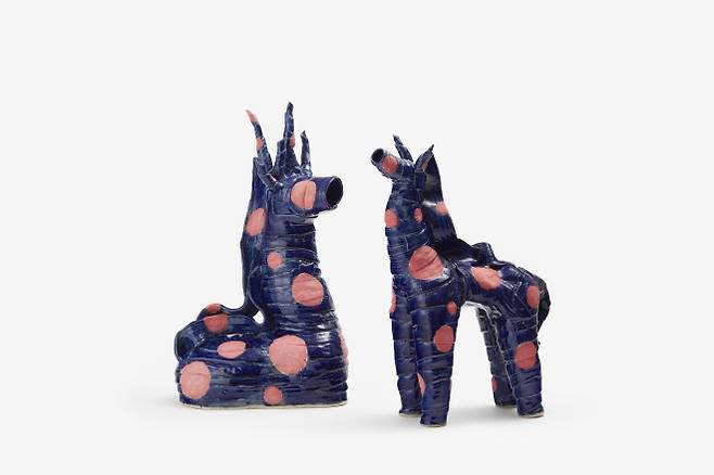 하늘을 보다(2025), mixed clay, 35×25×28㎝, 40×20×53㎝.  갤러리 도스 제공